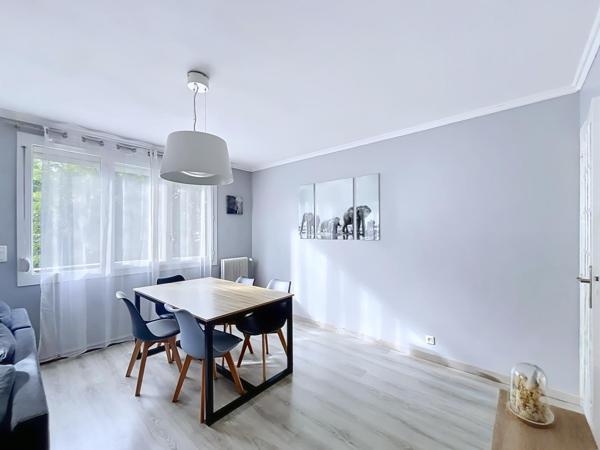 Appartement traversant, lumineux. 2 chambres. Parking.
