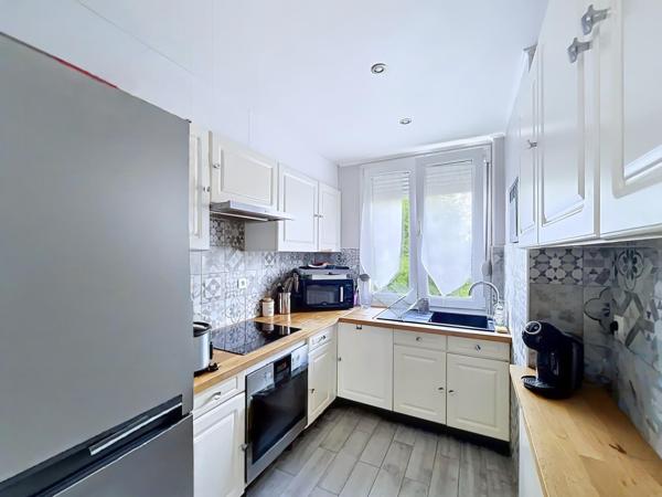Appartement traversant, lumineux. 2 chambres. Parking.