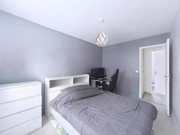 Appartement traversant, lumineux. 2 chambres. Parking.