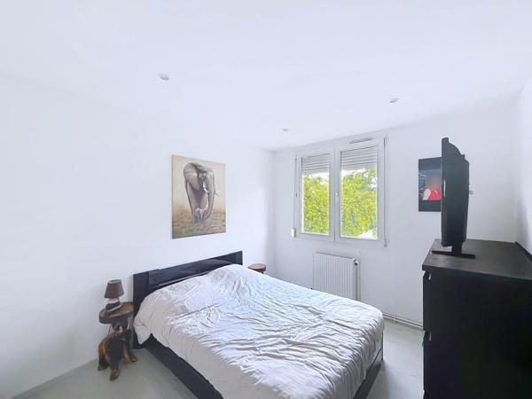 Appartement traversant, lumineux. 2 chambres. Parking.