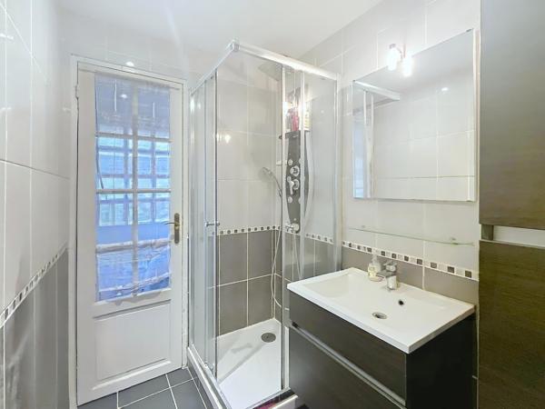 Appartement traversant, lumineux. 2 chambres. Parking.