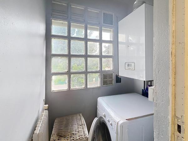 Appartement traversant, lumineux. 2 chambres. Parking.