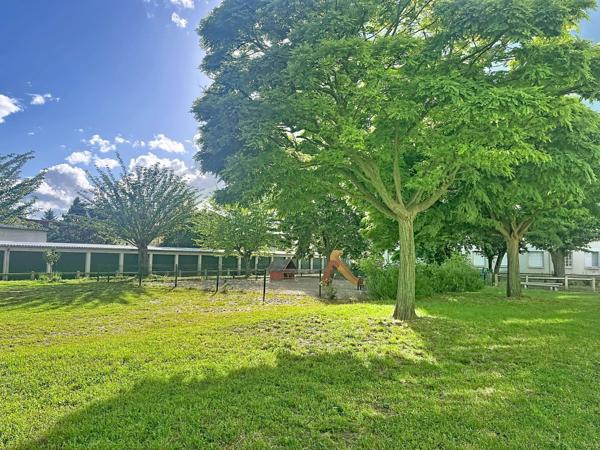Appartement traversant, lumineux. 2 chambres. Parking.