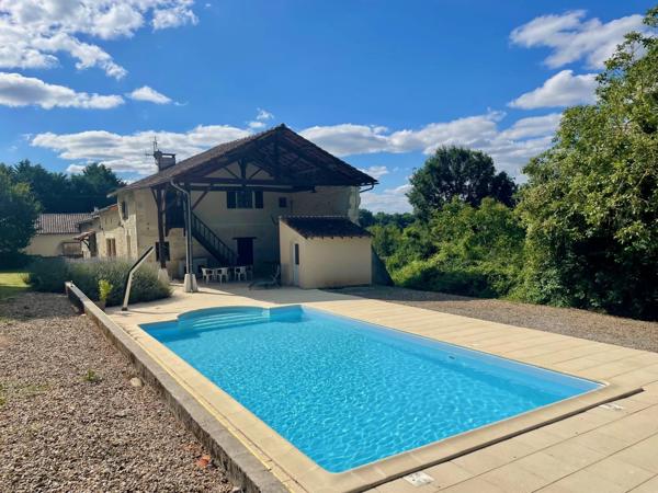 Maison de 4 chambres avec piscine creusée dans un cadre boisé paisible