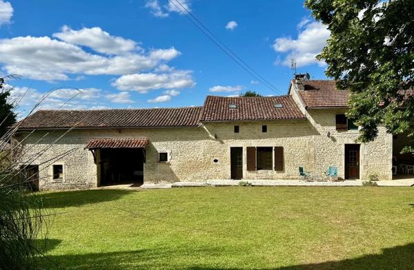 Maison de 4 chambres avec piscine creusée dans un cadre boisé paisible
