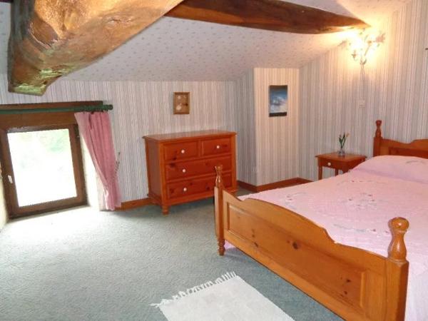 Maison de 4 chambres avec piscine creusée dans un cadre boisé paisible