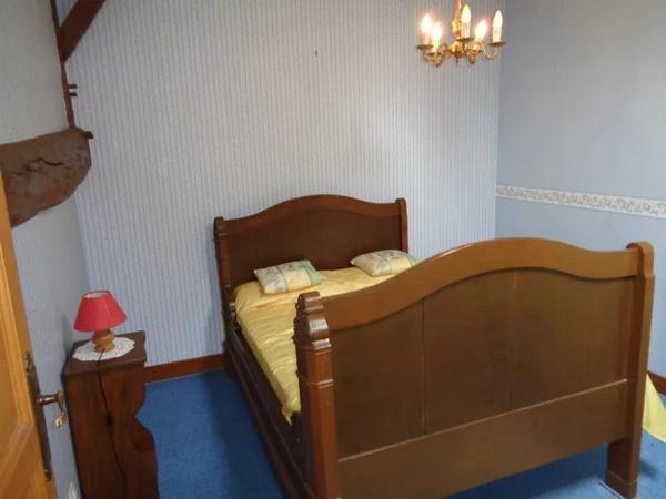 Maison de 4 chambres avec piscine creusée dans un cadre boisé paisible