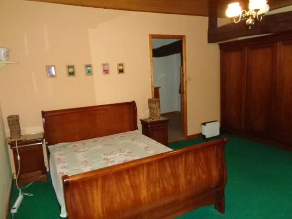 Maison de 4 chambres avec piscine creusée dans un cadre boisé paisible