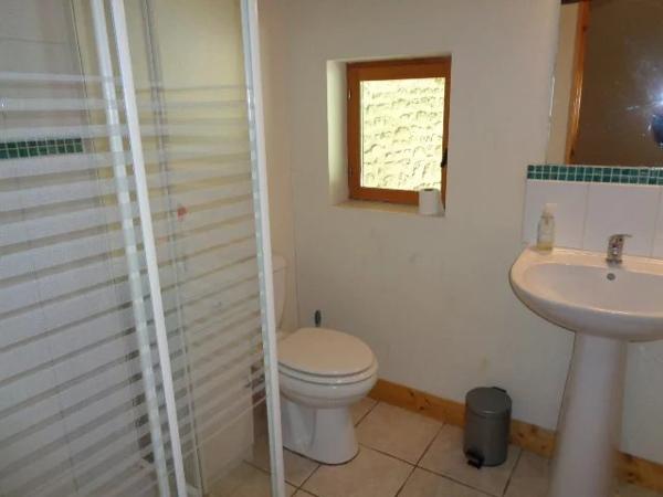 Maison de 4 chambres avec piscine creusée dans un cadre boisé paisible