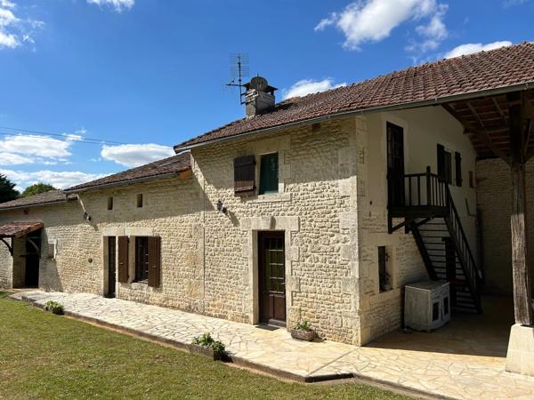Maison de 4 chambres avec piscine creusée dans un cadre boisé paisible
