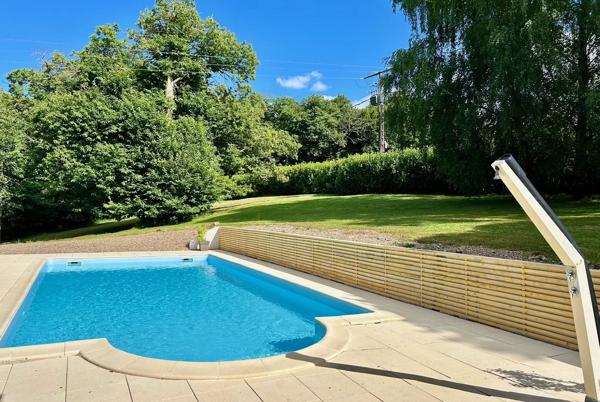 Maison de 4 chambres avec piscine creusée dans un cadre boisé paisible