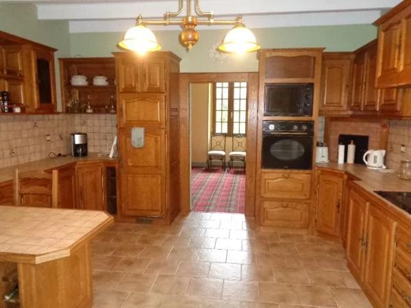 Maison de 4 chambres avec piscine creusée dans un cadre boisé paisible