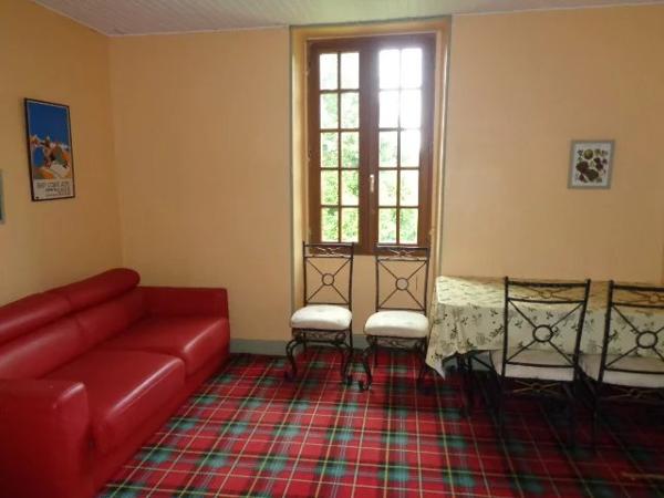 Maison de 4 chambres avec piscine creusée dans un cadre boisé paisible