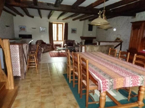 Maison de 4 chambres avec piscine creusée dans un cadre boisé paisible