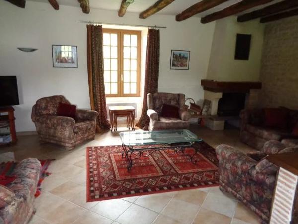 Maison de 4 chambres avec piscine creusée dans un cadre boisé paisible
