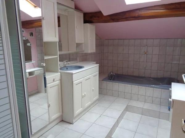 Maison de 4 chambres avec piscine creusée dans un cadre boisé paisible
