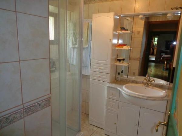 Maison de 4 chambres avec piscine creusée dans un cadre boisé paisible