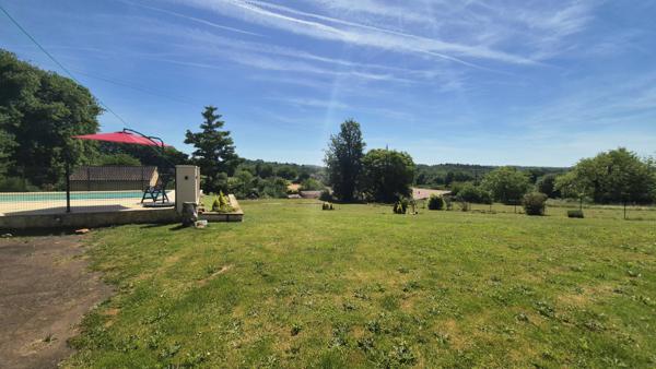 Offre exceptionnelle ! Calme et douceur de vivre en Périgord Noir : maison de plain-pied avec vue et isolation parfaite piscine et superbes prestations