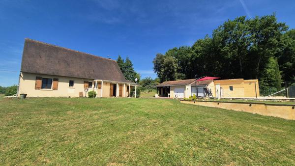 Offre exceptionnelle ! Calme et douceur de vivre en Périgord Noir : maison de plain-pied avec vue et isolation parfaite piscine et superbes prestations