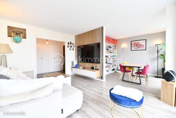 Magnifique Appartement de 92 m², traversant d’Est en Ouest au 4ᵉ et dernier étage avec ascenseur.

Situé dans un environnement calme et recherché de Chilly, au pied du parc de la Plaine de Gravigny.
Ce magnifique appartement T5 de 92 m² vous séduira par ses volumes généreux, sa luminosité et ses prestations idéales pour une vie de famille confortable.
Travaux d’isolation extérieure et ravalement faits et payés (éligible à la location pour les investisseurs).

Une piscine chauffée, deux courts de tennis, un gardien et des espaces verts complètent ce bien.

Double séjour (salon / salle à manger), 3 chambres (+ possibilité d’une 4ᵉ), dressing, cuisine aménagée, cellier attenant, balcon 10 m², place de parking, volets roulants électriques, chauffage au sol collectif au gaz.

* Les + qui font la différence :

Résidence de haut standing.
Luminosité et beaux volumes.
Parking sécurisé .
Place de stationnement privative supplémentaire.
Environnement calme et résidentiel.
Idéal famille ou jeunes actifs.
Bien clé en main, aucun travaux à prévoir.
Ecole à 4 minutes à pied.

Un bien rare à visiter rapidement.

📍 Écoles, commerces : 5 min à pied
🚆 Gares Chilly-Mazarin & Balizy-Gravigny : 10 min à pied
🛣️ Autoroute A6 à 5 minutes et Porte d’Orléans à 20 minutes en voiture


📞 Visite sur rendez-vous