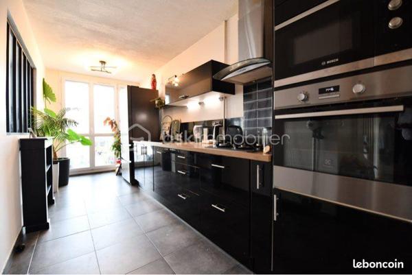 Magnifique Appartement de 92 m², traversant d’Est en Ouest au 4ᵉ et dernier étage avec ascenseur.

Situé dans un environnement calme et recherché de Chilly, au pied du parc de la Plaine de Gravigny.
Ce magnifique appartement T5 de 92 m² vous séduira par ses volumes généreux, sa luminosité et ses prestations idéales pour une vie de famille confortable.
Travaux d’isolation extérieure et ravalement faits et payés (éligible à la location pour les investisseurs).

Une piscine chauffée, deux courts de tennis, un gardien et des espaces verts complètent ce bien.

Double séjour (salon / salle à manger), 3 chambres (+ possibilité d’une 4ᵉ), dressing, cuisine aménagée, cellier attenant, balcon 10 m², place de parking, volets roulants électriques, chauffage au sol collectif au gaz.

* Les + qui font la différence :

Résidence de haut standing.
Luminosité et beaux volumes.
Parking sécurisé .
Place de stationnement privative supplémentaire.
Environnement calme et résidentiel.
Idéal famille ou jeunes actifs.
Bien clé en main, aucun travaux à prévoir.
Ecole à 4 minutes à pied.

Un bien rare à visiter rapidement.

📍 Écoles, commerces : 5 min à pied
🚆 Gares Chilly-Mazarin & Balizy-Gravigny : 10 min à pied
🛣️ Autoroute A6 à 5 minutes et Porte d’Orléans à 20 minutes en voiture


📞 Visite sur rendez-vous