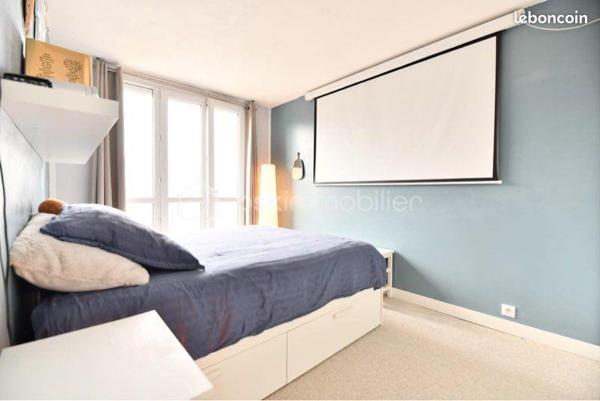 Magnifique Appartement de 92 m², traversant d’Est en Ouest au 4ᵉ et dernier étage avec ascenseur.

Situé dans un environnement calme et recherché de Chilly, au pied du parc de la Plaine de Gravigny.
Ce magnifique appartement T5 de 92 m² vous séduira par ses volumes généreux, sa luminosité et ses prestations idéales pour une vie de famille confortable.
Travaux d’isolation extérieure et ravalement faits et payés (éligible à la location pour les investisseurs).

Une piscine chauffée, deux courts de tennis, un gardien et des espaces verts complètent ce bien.

Double séjour (salon / salle à manger), 3 chambres (+ possibilité d’une 4ᵉ), dressing, cuisine aménagée, cellier attenant, balcon 10 m², place de parking, volets roulants électriques, chauffage au sol collectif au gaz.

* Les + qui font la différence :

Résidence de haut standing.
Luminosité et beaux volumes.
Parking sécurisé .
Place de stationnement privative supplémentaire.
Environnement calme et résidentiel.
Idéal famille ou jeunes actifs.
Bien clé en main, aucun travaux à prévoir.
Ecole à 4 minutes à pied.

Un bien rare à visiter rapidement.

📍 Écoles, commerces : 5 min à pied
🚆 Gares Chilly-Mazarin & Balizy-Gravigny : 10 min à pied
🛣️ Autoroute A6 à 5 minutes et Porte d’Orléans à 20 minutes en voiture


📞 Visite sur rendez-vous