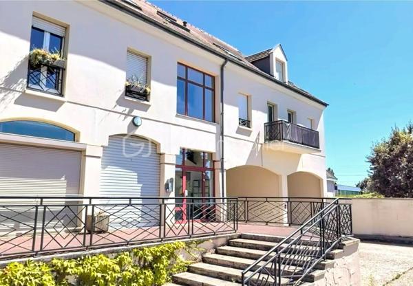 Découvrez ce ravissant appartement de 31 m² situé au deuxième étage d'une copropriété conviviale et bien entretenue, datant de 1990. Avec ses 2 pièces lumineuses, il est parfait pour une vie citadine dynamique, offrant une proximité idéale avec les commodités urbaines.

L'appartement, sans travaux à prévoir, se distingue par sa fonctionnalité. Bien que modeste, chaque espace a été astucieusement aménagé pour optimiser le confort. La pièce à vivre spacieuse invite à la détente, tandis que la cuisine se prête à des moments culinaires inspirants. 

Les + : possibilité d'agencer le bien immobilier en intégrant un puits de lumière via une verrière coté cuisine, aménager une cuisine équipée plus fonctionnelle et complète, intégrer un mobilier gain de place pour une ambiance cosy adaptée. 
Les ++ : travaux récents 2023 : disjoncteur neuf, ballon d'eau Thermor, peinture et parquet et plafonnier cuisine.
Les +++ : la copropriété, composée de 166 lots, assure une tranquillité d'esprit avec des charges annuelles maîtrisées de 363,83 €.

Profitez d'un bien de qualité à un prix compétitif avec l'agence de WILLY BOYÉ, l'expert immobilier de confiance. Perfectible pour un investissement ou un pied-à-terre en centre-ville. Ne manquez pas cette opportunité rare !