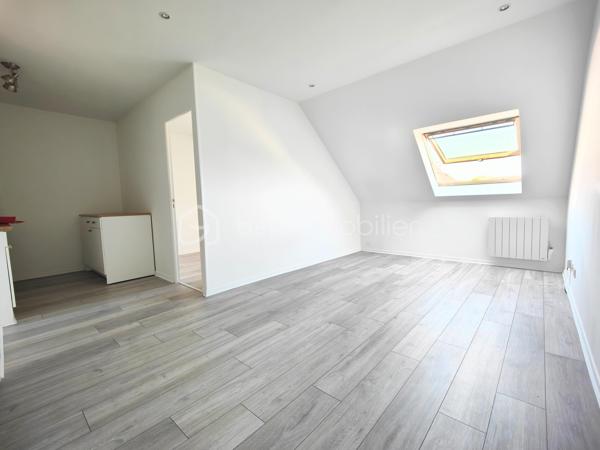 Découvrez ce ravissant appartement de 31 m² situé au deuxième étage d'une copropriété conviviale et bien entretenue, datant de 1990. Avec ses 2 pièces lumineuses, il est parfait pour une vie citadine dynamique, offrant une proximité idéale avec les commodités urbaines.

L'appartement, sans travaux à prévoir, se distingue par sa fonctionnalité. Bien que modeste, chaque espace a été astucieusement aménagé pour optimiser le confort. La pièce à vivre spacieuse invite à la détente, tandis que la cuisine se prête à des moments culinaires inspirants. 

Les + : possibilité d'agencer le bien immobilier en intégrant un puits de lumière via une verrière coté cuisine, aménager une cuisine équipée plus fonctionnelle et complète, intégrer un mobilier gain de place pour une ambiance cosy adaptée. 
Les ++ : travaux récents 2023 : disjoncteur neuf, ballon d'eau Thermor, peinture et parquet et plafonnier cuisine.
Les +++ : la copropriété, composée de 166 lots, assure une tranquillité d'esprit avec des charges annuelles maîtrisées de 363,83 €.

Profitez d'un bien de qualité à un prix compétitif avec l'agence de WILLY BOYÉ, l'expert immobilier de confiance. Perfectible pour un investissement ou un pied-à-terre en centre-ville. Ne manquez pas cette opportunité rare !