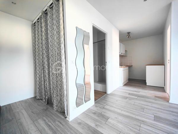 Découvrez ce ravissant appartement de 31 m² situé au deuxième étage d'une copropriété conviviale et bien entretenue, datant de 1990. Avec ses 2 pièces lumineuses, il est parfait pour une vie citadine dynamique, offrant une proximité idéale avec les commodités urbaines.

L'appartement, sans travaux à prévoir, se distingue par sa fonctionnalité. Bien que modeste, chaque espace a été astucieusement aménagé pour optimiser le confort. La pièce à vivre spacieuse invite à la détente, tandis que la cuisine se prête à des moments culinaires inspirants. 

Les + : possibilité d'agencer le bien immobilier en intégrant un puits de lumière via une verrière coté cuisine, aménager une cuisine équipée plus fonctionnelle et complète, intégrer un mobilier gain de place pour une ambiance cosy adaptée. 
Les ++ : travaux récents 2023 : disjoncteur neuf, ballon d'eau Thermor, peinture et parquet et plafonnier cuisine.
Les +++ : la copropriété, composée de 166 lots, assure une tranquillité d'esprit avec des charges annuelles maîtrisées de 363,83 €.

Profitez d'un bien de qualité à un prix compétitif avec l'agence de WILLY BOYÉ, l'expert immobilier de confiance. Perfectible pour un investissement ou un pied-à-terre en centre-ville. Ne manquez pas cette opportunité rare !