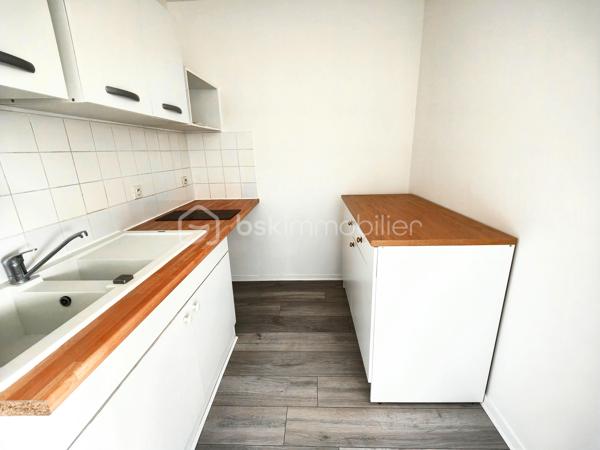 Découvrez ce ravissant appartement de 31 m² situé au deuxième étage d'une copropriété conviviale et bien entretenue, datant de 1990. Avec ses 2 pièces lumineuses, il est parfait pour une vie citadine dynamique, offrant une proximité idéale avec les commodités urbaines.

L'appartement, sans travaux à prévoir, se distingue par sa fonctionnalité. Bien que modeste, chaque espace a été astucieusement aménagé pour optimiser le confort. La pièce à vivre spacieuse invite à la détente, tandis que la cuisine se prête à des moments culinaires inspirants. 

Les + : possibilité d'agencer le bien immobilier en intégrant un puits de lumière via une verrière coté cuisine, aménager une cuisine équipée plus fonctionnelle et complète, intégrer un mobilier gain de place pour une ambiance cosy adaptée. 
Les ++ : travaux récents 2023 : disjoncteur neuf, ballon d'eau Thermor, peinture et parquet et plafonnier cuisine.
Les +++ : la copropriété, composée de 166 lots, assure une tranquillité d'esprit avec des charges annuelles maîtrisées de 363,83 €.

Profitez d'un bien de qualité à un prix compétitif avec l'agence de WILLY BOYÉ, l'expert immobilier de confiance. Perfectible pour un investissement ou un pied-à-terre en centre-ville. Ne manquez pas cette opportunité rare !
