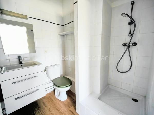 Découvrez ce ravissant appartement de 31 m² situé au deuxième étage d'une copropriété conviviale et bien entretenue, datant de 1990. Avec ses 2 pièces lumineuses, il est parfait pour une vie citadine dynamique, offrant une proximité idéale avec les commodités urbaines.

L'appartement, sans travaux à prévoir, se distingue par sa fonctionnalité. Bien que modeste, chaque espace a été astucieusement aménagé pour optimiser le confort. La pièce à vivre spacieuse invite à la détente, tandis que la cuisine se prête à des moments culinaires inspirants. 

Les + : possibilité d'agencer le bien immobilier en intégrant un puits de lumière via une verrière coté cuisine, aménager une cuisine équipée plus fonctionnelle et complète, intégrer un mobilier gain de place pour une ambiance cosy adaptée. 
Les ++ : travaux récents 2023 : disjoncteur neuf, ballon d'eau Thermor, peinture et parquet et plafonnier cuisine.
Les +++ : la copropriété, composée de 166 lots, assure une tranquillité d'esprit avec des charges annuelles maîtrisées de 363,83 €.

Profitez d'un bien de qualité à un prix compétitif avec l'agence de WILLY BOYÉ, l'expert immobilier de confiance. Perfectible pour un investissement ou un pied-à-terre en centre-ville. Ne manquez pas cette opportunité rare !