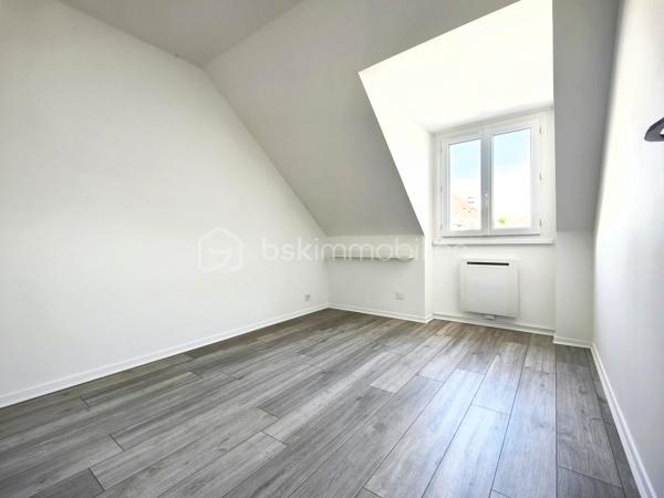 Découvrez ce ravissant appartement de 31 m² situé au deuxième étage d'une copropriété conviviale et bien entretenue, datant de 1990. Avec ses 2 pièces lumineuses, il est parfait pour une vie citadine dynamique, offrant une proximité idéale avec les commodités urbaines.

L'appartement, sans travaux à prévoir, se distingue par sa fonctionnalité. Bien que modeste, chaque espace a été astucieusement aménagé pour optimiser le confort. La pièce à vivre spacieuse invite à la détente, tandis que la cuisine se prête à des moments culinaires inspirants. 

Les + : possibilité d'agencer le bien immobilier en intégrant un puits de lumière via une verrière coté cuisine, aménager une cuisine équipée plus fonctionnelle et complète, intégrer un mobilier gain de place pour une ambiance cosy adaptée. 
Les ++ : travaux récents 2023 : disjoncteur neuf, ballon d'eau Thermor, peinture et parquet et plafonnier cuisine.
Les +++ : la copropriété, composée de 166 lots, assure une tranquillité d'esprit avec des charges annuelles maîtrisées de 363,83 €.

Profitez d'un bien de qualité à un prix compétitif avec l'agence de WILLY BOYÉ, l'expert immobilier de confiance. Perfectible pour un investissement ou un pied-à-terre en centre-ville. Ne manquez pas cette opportunité rare !