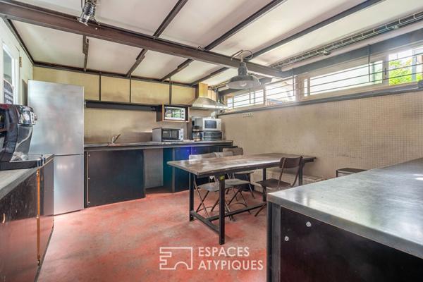 Local industriel avec terrasse à réhabiliter