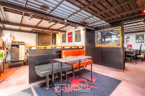 Local industriel avec terrasse à réhabiliter
