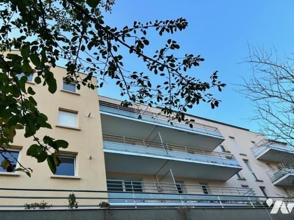 Appartement en parfait état 2ch avec balcon, garage et vue dégagée