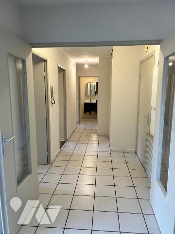 Appartement en parfait état 2ch avec balcon, garage et vue dégagée