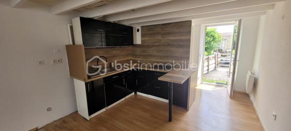 EXCLUSIVITE AU COEUR DE SAUJON :

Centre-ville : A proximité immédiate des commerces et cure thermale dans un secteur calme.
Appartement 2 pièces, avec entrée privative, composé d'une cuisine fonctionnelle meublée ouverte sur un séjour traversant et lumineux.
A l'étage une chambre en mezzanine avec espace de rangements et une salle d'eau.
Les wc sont séparés.
Coté extérieur une jolie terrasse a la vue dégagée et une place de parking.
*** Fenêtre pvc double vitrage.
*** Store électrique.
*** Pas de charge de copropriété.
*** Lumineux.
*** En centre ville.
A votre disposition pour tout renseignement complémentaire au 06.14.04.55.39