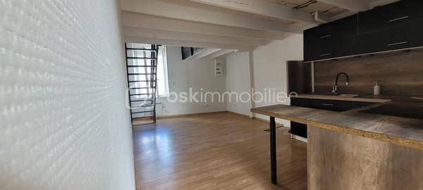EXCLUSIVITE AU COEUR DE SAUJON :

Centre-ville : A proximité immédiate des commerces et cure thermale dans un secteur calme.
Appartement 2 pièces, avec entrée privative, composé d'une cuisine fonctionnelle meublée ouverte sur un séjour traversant et lumineux.
A l'étage une chambre en mezzanine avec espace de rangements et une salle d'eau.
Les wc sont séparés.
Coté extérieur une jolie terrasse a la vue dégagée et une place de parking.
*** Fenêtre pvc double vitrage.
*** Store électrique.
*** Pas de charge de copropriété.
*** Lumineux.
*** En centre ville.
A votre disposition pour tout renseignement complémentaire au 06.14.04.55.39