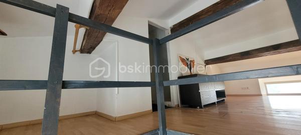 EXCLUSIVITE AU COEUR DE SAUJON :

Centre-ville : A proximité immédiate des commerces et cure thermale dans un secteur calme.
Appartement 2 pièces, avec entrée privative, composé d'une cuisine fonctionnelle meublée ouverte sur un séjour traversant et lumineux.
A l'étage une chambre en mezzanine avec espace de rangements et une salle d'eau.
Les wc sont séparés.
Coté extérieur une jolie terrasse a la vue dégagée et une place de parking.
*** Fenêtre pvc double vitrage.
*** Store électrique.
*** Pas de charge de copropriété.
*** Lumineux.
*** En centre ville.
A votre disposition pour tout renseignement complémentaire au 06.14.04.55.39