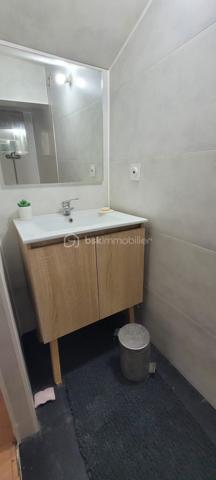 EXCLUSIVITE AU COEUR DE SAUJON :

Centre-ville : A proximité immédiate des commerces et cure thermale dans un secteur calme.
Appartement 2 pièces, avec entrée privative, composé d'une cuisine fonctionnelle meublée ouverte sur un séjour traversant et lumineux.
A l'étage une chambre en mezzanine avec espace de rangements et une salle d'eau.
Les wc sont séparés.
Coté extérieur une jolie terrasse a la vue dégagée et une place de parking.
*** Fenêtre pvc double vitrage.
*** Store électrique.
*** Pas de charge de copropriété.
*** Lumineux.
*** En centre ville.
A votre disposition pour tout renseignement complémentaire au 06.14.04.55.39