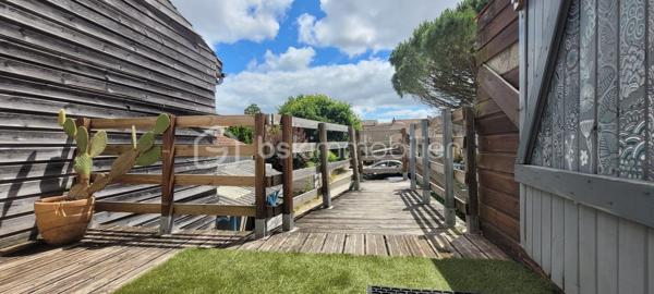 EXCLUSIVITE AU COEUR DE SAUJON :

Centre-ville : A proximité immédiate des commerces et cure thermale dans un secteur calme.
Appartement 2 pièces, avec entrée privative, composé d'une cuisine fonctionnelle meublée ouverte sur un séjour traversant et lumineux.
A l'étage une chambre en mezzanine avec espace de rangements et une salle d'eau.
Les wc sont séparés.
Coté extérieur une jolie terrasse a la vue dégagée et une place de parking.
*** Fenêtre pvc double vitrage.
*** Store électrique.
*** Pas de charge de copropriété.
*** Lumineux.
*** En centre ville.
A votre disposition pour tout renseignement complémentaire au 06.14.04.55.39