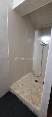 EXCLUSIVITE AU COEUR DE SAUJON :

Centre-ville : A proximité immédiate des commerces et cure thermale dans un secteur calme.
Appartement 2 pièces, avec entrée privative, composé d'une cuisine fonctionnelle meublée ouverte sur un séjour traversant et lumineux.
A l'étage une chambre en mezzanine avec espace de rangements et une salle d'eau.
Les wc sont séparés.
Coté extérieur une jolie terrasse a la vue dégagée et une place de parking.
*** Fenêtre pvc double vitrage.
*** Store électrique.
*** Pas de charge de copropriété.
*** Lumineux.
*** En centre ville.
A votre disposition pour tout renseignement complémentaire au 06.14.04.55.39