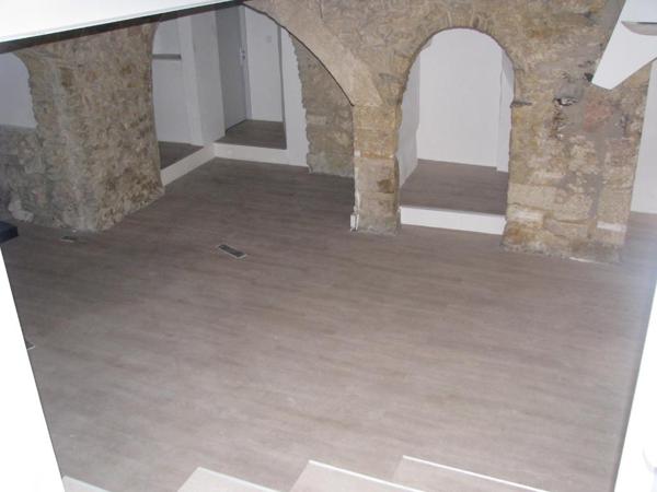 Beau local en centre ville avec vitrine, cour privative