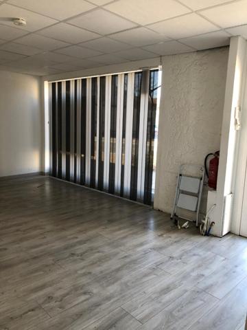 Beau local en centre ville avec vitrine, cour privative