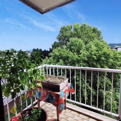 Dernier étage – T3 de 81 m² – Vue montagnes – Grand balcon – Isolation extérieure payée