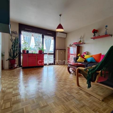 Dernier étage – T3 de 81 m² – Vue montagnes – Grand balcon – Isolation extérieure payée