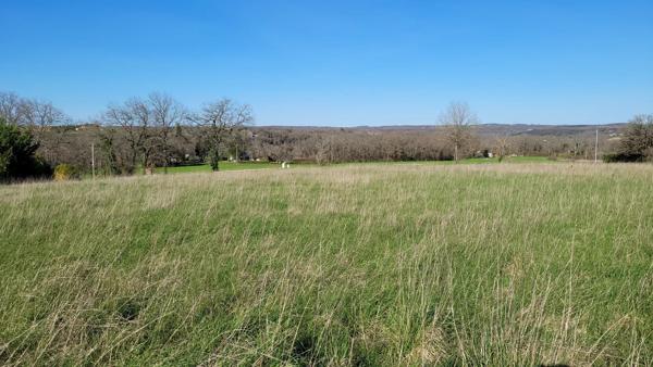 Terrain constructible de 2 467 m² à Roquecor avec vue dégagée