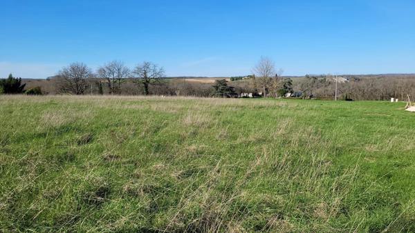 Terrain constructible de 2 467 m² à Roquecor avec vue dégagée