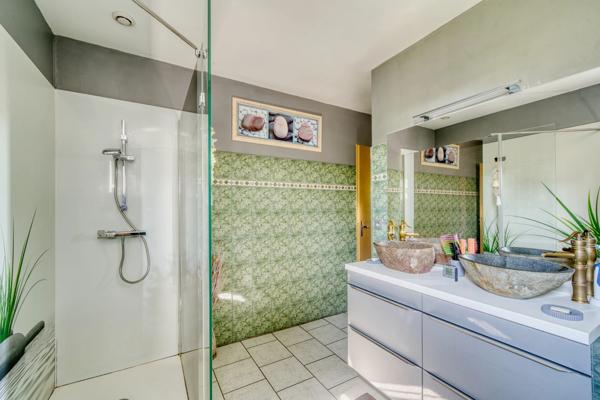 Maison de plain-pied de 135 m² à vendre - 4 chambres - 1 bureau - 7 pièces TONNAY CHARENTE (17)