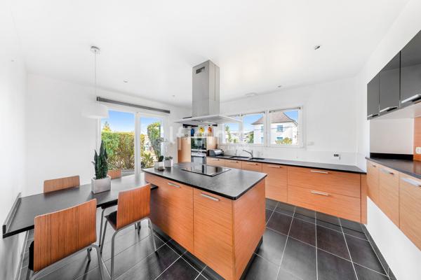 Villa avec piscine, parc paysager et prestations premium. Kembs